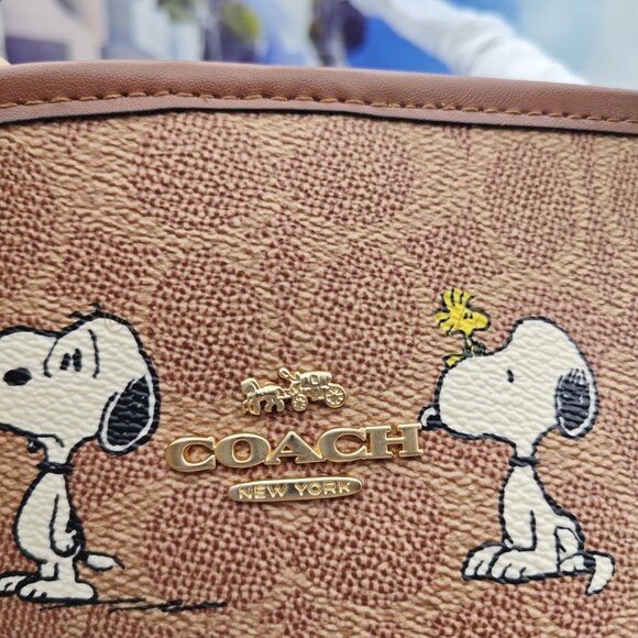 Coach X Peanuts tote In Signature Canvas With Snoopy Print - Picture 9 of 9